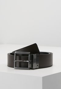 Cintura in pelle marrone con una texture liscia, dotata di una fibbia rettangolare in tonalità argento e dettaglio di marchio impresso.