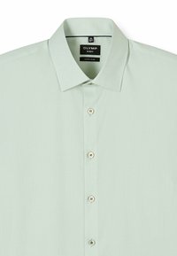 Hellgrünes, strukturiertes, supereng anliegendes Herrenhemd mit klassischem Kragen und Frontknöpfen von OLYMP, Größe 40 (15¾).