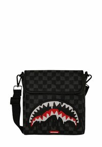 Borsa a tracolla a scacchi nera con tracolla regolabile, chiusura a pattina e un grande design di bocca di squalo in rosso, bianco e nero sulla parte anteriore.