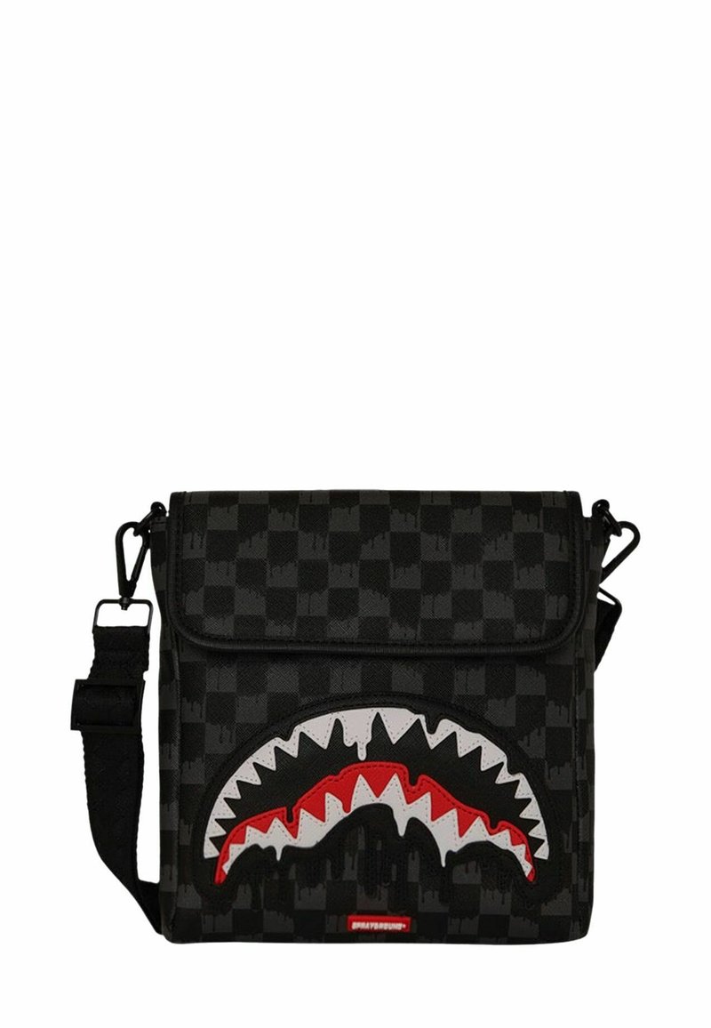 Borsa a tracolla a scacchi nera con tracolla regolabile, chiusura a pattina e un grande design di bocca di squalo in rosso, bianco e nero sulla parte anteriore.