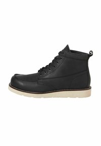 Botines de cuero negro con diseño de cordones, suela de goma de color claro, punta redondeada y un pequeño lazo en la parte trasera para facilitar su uso.