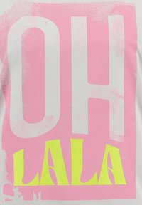 Grafik-T-Shirt mit großen weißen und neonfarbenen gelben Buchstaben "OH LALA" auf einem hellrosanen Hintergrund, mit einer strukturierten, leicht abgenutzten Oberfläche.