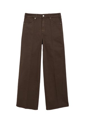 Bruine broek met rechte pijpen, vooraan met knoop en ritssluiting, riemlussen, en zij- en achterzakken, plat gelegd op een witte achtergrond.