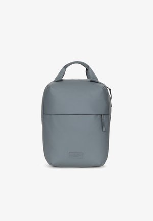 Grauer Rucksack aus glattem, strapazierfähigem Material. Verfügt über einen oberen Tragegriff, eine Front-Reißverschlusstasche und ein sauberes, rechteckiges Design mit subtiler Markenkennzeichnung.