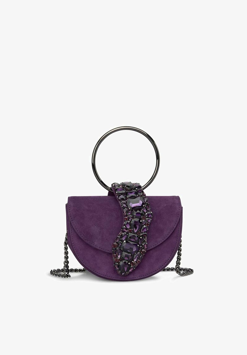 Fioletowa zamszowa torebka na ramię z okrągłą metalową rączką. Posiada biżuteryjny pasek z różnymi ciemnymi ozdobami. Owalny kształt.