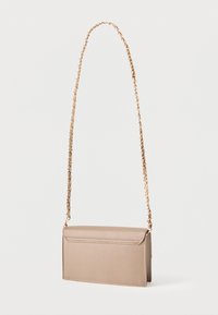 Ορθογώνια ταμπά τσάντα χιαστή με υφή και χρυσή αλυσίδα ιμάντα πλεγμένη με το αντίστοιχο ταμπά υλικό, σε απλό ανοιχτό φόντο.