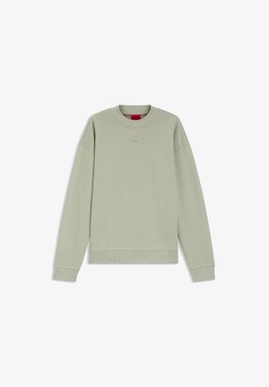 Felpa verde chiaro a maniche lunghe con collo rotondo, polsini e orlo a coste, con logo in rilievo sottile sul petto e etichetta interna rossa sul colletto.