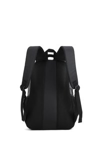 Zaino nero con pannelli in rete, spallacci imbottiti e retro testurizzato. Presenta spallacci regolabili e un design elegante e minimalista.