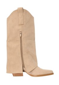 Beige suède westernlaars tot halverwege de kuit met een ritssluiting aan de zijkant, een lusje bovenaan, een gestapelde houten hak en een spits toelopende neus.