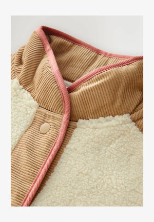 Braune Cordstoff mit einem flauschigen crema Fleece-Bereich, veredelt mit einem rosa Besatz und einem hellbraunen Knopf, der ein gemütliches, geschichtetes Design präsentiert.