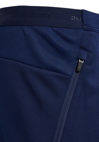 Marineblaue Sportshorts aus leichtem Stoff, mit einer strukturierten Taille und einem seitlichen Reißverschluss mit Logodetail.