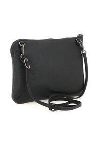 Borsa a tracolla in pelle nera texturizzata con hardware in metallo argentato e tracolla regolabile su sfondo bianco.