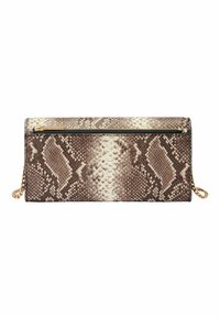 Pochette en python aux motifs marron et beige avec une surface texturée, fermeture zippée sur le dessus et une chaîne dorée sur le côté.