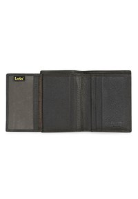 Cartera de cuero negra con un acabado texturizado, que cuenta con tres ranuras para tarjetas, un bolsillo de malla para identificación y detalle de logo en relieve.