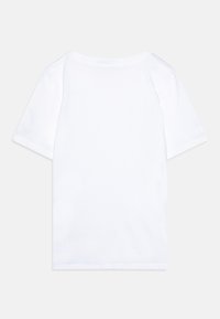 Vit bomulls-t-shirt med kort ärm, rund halsringning och en enkel, slät yta. Inga mönster eller grafiska detaljer.