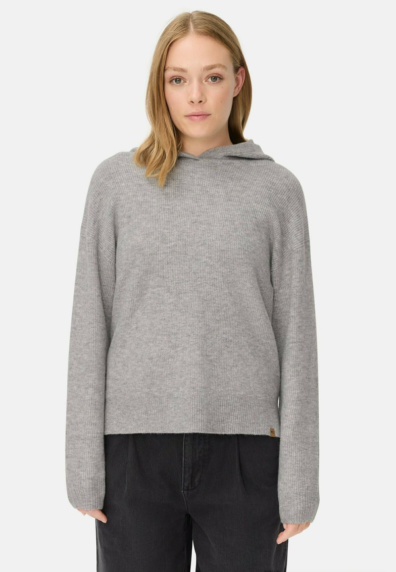 Sweat à capuche gris avec texture côtelée, manches longues et design court. Présenté avec un pantalon sombre sur un fond neutre.