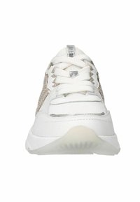Weiße Sneakers mit strukturiertem Seitenpaneel, metallischen Akzenten und flachen Schnürsenkeln. Mit einer gepolsterten Sohle für zusätzlichen Komfort ausgestattet.