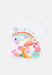 Baltos trumpomis rankovėmis marškiniai su spalvingais piešiniais, įskaitant vaivorykštę, spurgas ir gėles, su tekstu "Billie Blush" žaismingu šriftu.