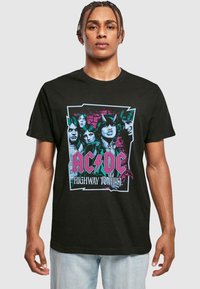 Zwart katoenen t-shirt met een grafische print van de bandleden van AC/DC en de tekst "HIGHWAY TO HELL" in vetgedrukte, kleurrijke letters.