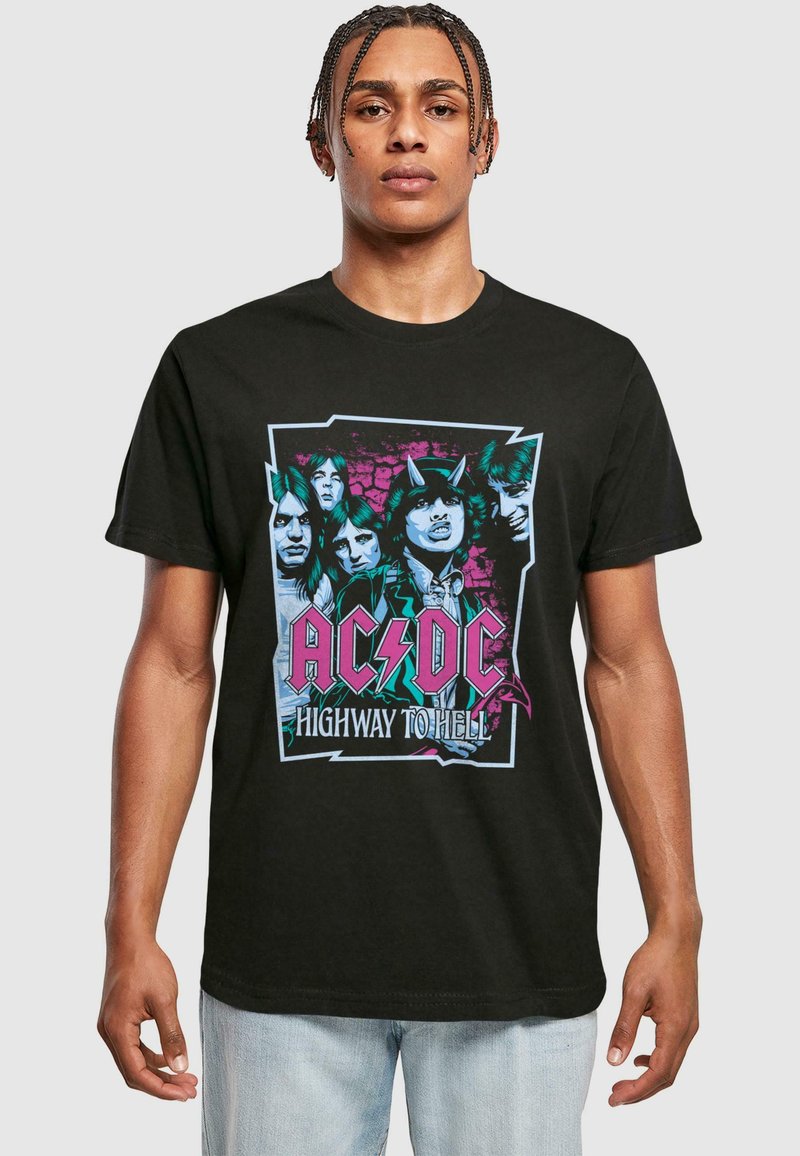 Zwart katoenen t-shirt met een grafische print van de bandleden van AC/DC en de tekst "HIGHWAY TO HELL" in vetgedrukte, kleurrijke letters.