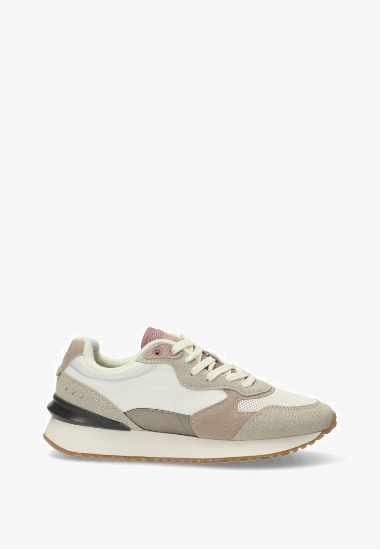 Zapatillas con parte superior de malla blanca, acentos de ante y cuero beige, detalles en rosa y suela de goma negra. Acabado texturizado en toda la superficie.