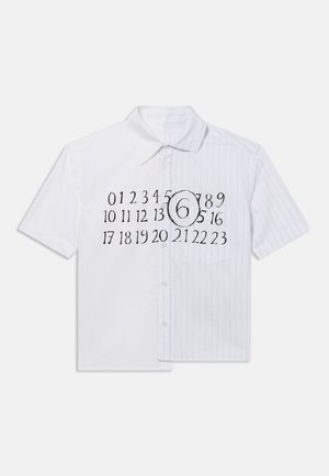 Korte mouwen, overhemd met knopen, half effen wit, half wit met blauwe strepen, met zwarte cijfers 0-23 gedrukt, waarbij het cijfer 6 in het midden vooraan is omcirkeld.