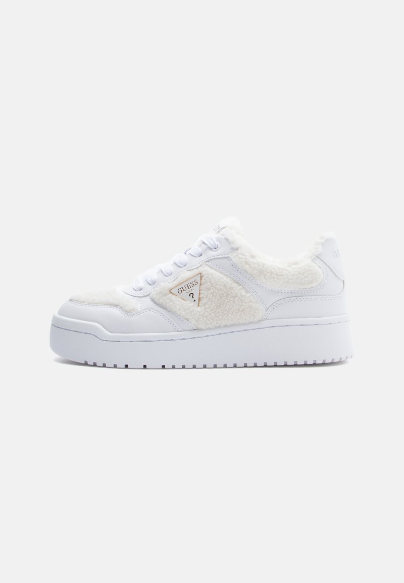 Baskets blanches avec des accents en fourrure, une languette rembourrée et une semelle en caoutchouc texturé. Présente un logo Guess triangulaire sur le côté.