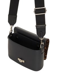 Borsa a tracolla in pelle nera con pattina in stampa leopardata, tracolla regolabile e dettagli in metallo argentato. Dotata di un meccanismo di chiusura sicuro.