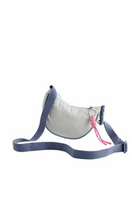 Borsa a spalla in tessuto grigio chiaro con forma curva, tracolla blu e un cordino decorativo rosa. Presenta un anello portachiavi in argento.