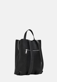 Schwarzer Leder-Rucksack mit strukturierter Oberfläche, ausgestattet mit einem Oberhandgriff, verstellbarem Schultergurt und einer Front-Reißverschlusstasche.