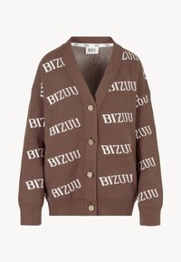 Bruine cardigan met V-hals, vijf knopen en een herhaald wit "BIZUU"-logo door de textuur van de stof. Loose fit, geribbelde manchetten.