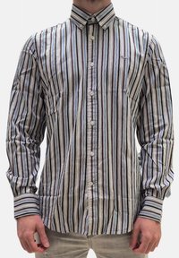 Camicia a maniche lunghe con bottoni, caratterizzata da strisce verticali in grigio, blu e bordeaux, con colletto. Tessuto morbido.