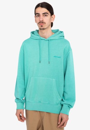 Sudadera turquesa de tejido suave con bolsillo canguro, capucha con cordón y logo bordado en el pecho. Puños y dobladillo acanalados.