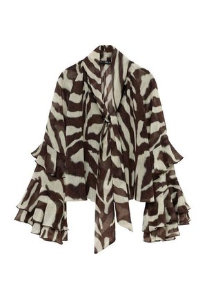 Brun og hvid zebra-print bluse med brede flæser på ærmerne og en lang bindedetalje ved halsudskæringen foran.