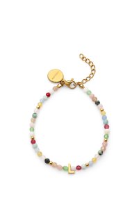 Bracelet de perles avec pierres précieuses multicolores, accents dorés et un petit pendentif en forme de lettre "L" en or. Dispose d'un fermoir de type homard et d'une chaîne réglable.