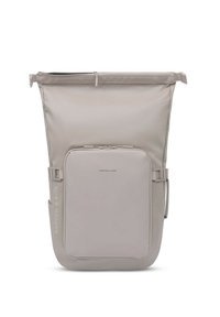 Licht beige Kapten & Son roll-top rugzak met voorvak met ritssluiting, zijgespen en een ritssluiting bovenaan, rechtopstaand afgebeeld tegen een witte achtergrond.