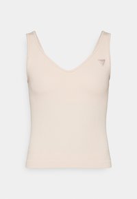 Top de tirantes de color beige claro con un escote en V, que presenta una pequeña etiqueta de logo en el hombro izquierdo. Textura suave, diseño ajustado.