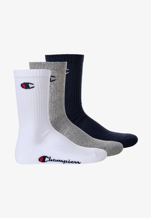 Drei Paar Socken: weiß, grau und marineblau. Jede hat eine gerippte Textur und ein Logo am Bündchen, mit kontrastierenden Zehen- und Fersenteilen.