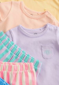 Laste riiete komplekt: pastelsetes toonides t-särgid (virsik, lavendel, kollane) ja triibulised lühikesed püksid (roosa, piparmünt); pehme puuvillane materjal, detailne õmblus.