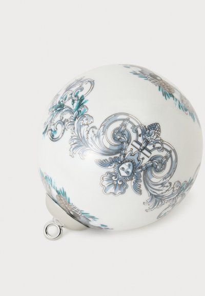Boule d'ornement de Noël blanche avec des motifs floraux et de visage gris et sarcelle complexes et une boucle de suspension argentée.