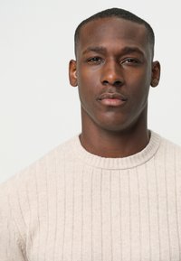 PROFUOMO Strickpullover - light sand
