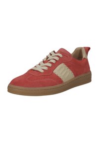 Zapatilla de ante rosa con acentos en beige claro, punta redonda, suela de goma plana, costuras tonales y cierre de cordones.