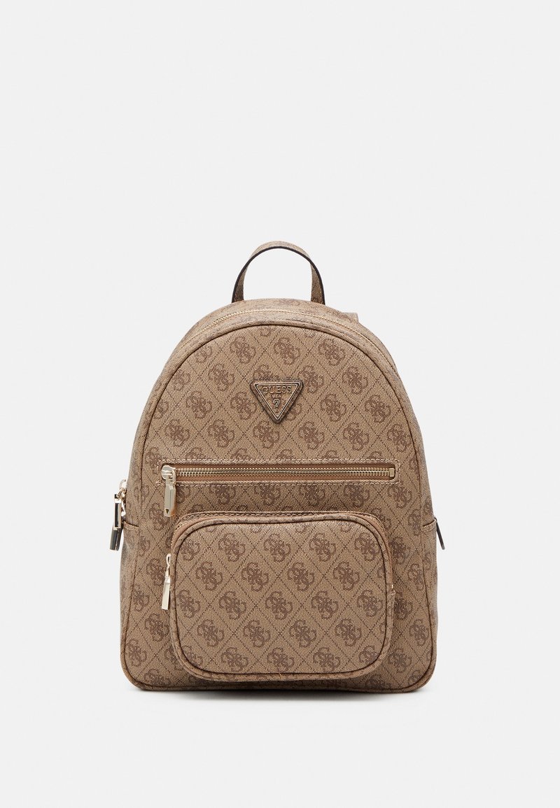 Petit sac à dos marron de créateur avec logos à motifs, poche avant zippée, poignée supérieure et fermeture éclair du compartiment principal sur fond uni.