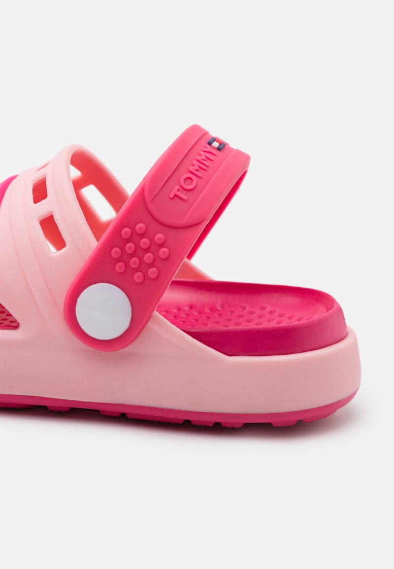 crocs tommy hilfiger