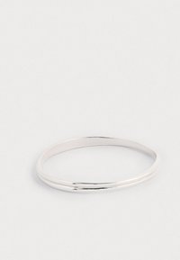 Bracciale in argento sterling, sottile, caratterizzato da due linee parallele, texture liscia, finitura lucida, forma rotonda, design minimalista.