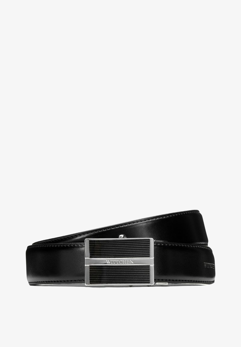 Cinturón de cuero negro con una hebilla rectangular plateada brillante que presenta surcos horizontales y el nombre de la marca "WITTCHEN" en relieve.