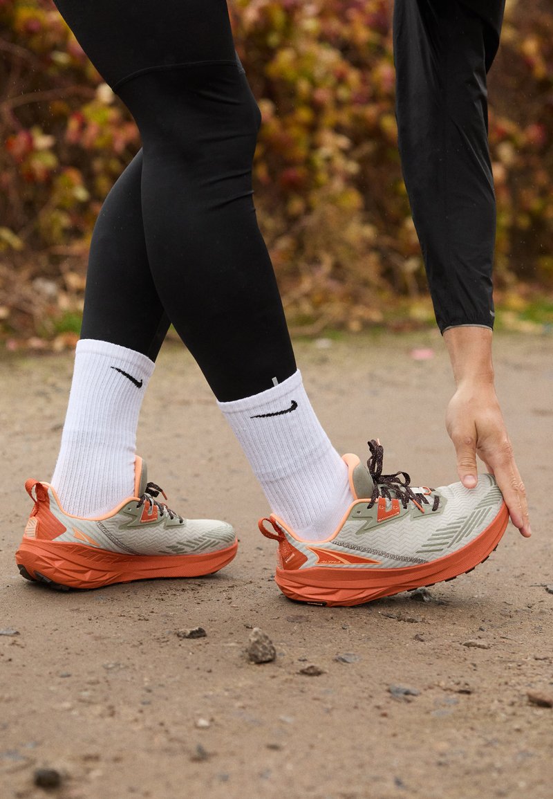 Altra EXPERIENCE WILD - Trail hardloopschoenen - gray/orange