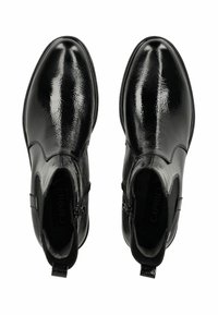 Stivali alla caviglia in pelle nera con finitura lucida, dotati di zip laterale e punta arrotondata. La pelle texture aggiunge profondità al design.