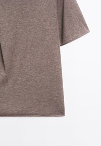 Maglione corto a maniche corte di colore marrone con orlo dritto su sfondo bianco.