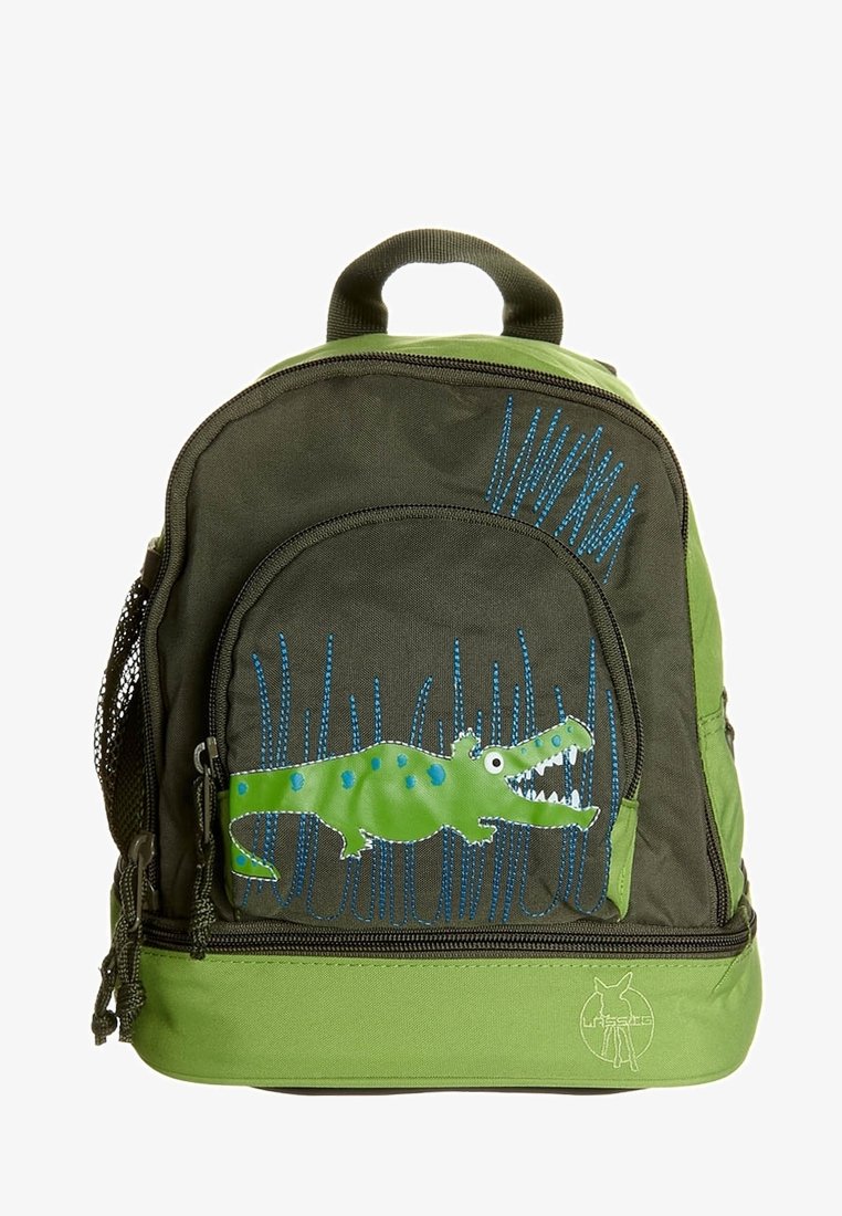 Sac à dos enfant vert et noir avec un crocodile vert de dessin animé et une broderie d’herbe bleue sur la poche avant.